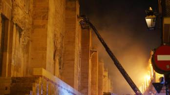 El incendio declarado este viernes en el interior de la Mezquita-Catedral de Córdoba, Patrimonio de la Humanidad, originado en una de las capillas y que se ha extendido hasta las cubiertas.