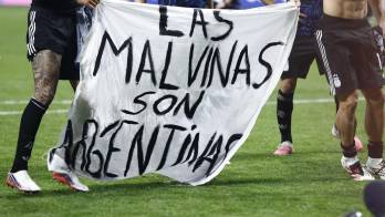 Jugadores de Argentina sostienen una pancarta mientras celebran su victoria este miércoles, en el partido de semifinales de la Copa Mundial de la FIFA 2026 entre Inglaterra y Argentina en el estadio Mercedes-Benz en Atlanta (EE.UU.). EFE/ Will Oliver