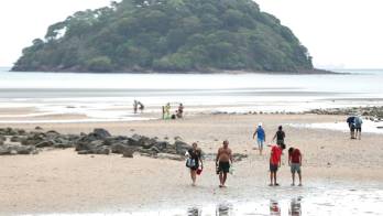 Especialistas advierten que al acudir a las playas es fundamental evitar las horas en que los rayos ultravioletas están a su máxima intensidad.