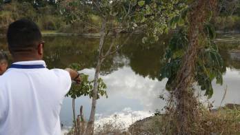 Técnicos de MiAMBIENTE durante la inspección a las plantas de tratamiento de aguas residuales en Pacora.