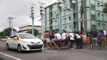 Los residentes advierten que mantendrán el cierre parcial hasta que se les dé una solución definitiva.