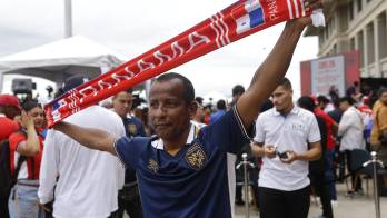 AME5297. CIUDAD DE PANAMÁ (PANAMÁ), 26/05/2026.- Un aficionado de la selección panameña de fútbol reacciona al conocer la lista oficial de jugadores convocados para el Mundial 2026, este martes, en Ciudad de Panamá (Panamá).