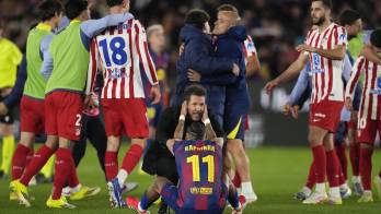 El delantero del FC Barcelona Raphinha y el técnico del Atlético de Madrid Simeone a la finalización del partido de vuelta de las semifinales de la Copa del Rey que ambos equipos han disputado este martes en el Camp Nou.