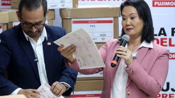 La candidata derechista Keiko Fujimori, ganadora de la segunda vuelta de las elecciones presidenciales de Perú, muestra las actas.