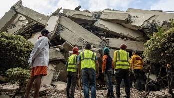 Rescatistas participando en labores de búsqueda en un edificio afectado por los terremotos, en una imagen del sábado en La Guaira (Venezuela).