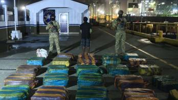 Operación conjunta dejó 975 paquetes de presunta droga decomisados y la aprehensión de dos hombres en el Archipiélago de Las Perlas.
