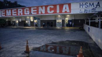 El joven fue llevado de urgencia al Hospital San Miguel Arcángel, donde falleció pese a los esfuerzos médicos.