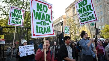Manifestantes portan pancartas y corean consignas durante una protesta contra la acción militar estadounidense en Irán cerca de la Casa Blanca en Washington, D.C., el 7 de abril de 2026.