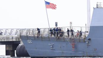 Integrantes de la tripulación del buque de guerra USS Sampson (DDG-102) de la Armada de los Estados Unidos llegan este martes, a la Terminal de Cruceros Amador en Ciudad de Panamá.