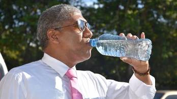 Consuma suficiente agua y frutas en la temporada seca