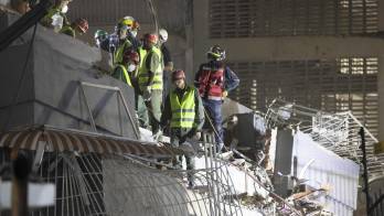 Equipos de rescate buscan entre los escombros en Caracas (Venezuela) tras los dos fuertes seísmos que han sacudido el oeste de la capital del país, dos terremotos, de magnitud 7,2 y 2,5 que tuvieron lugar alrededor en apenas 39 segundos y que han dejado al menos 32 muertos y 700 heridos y personas entre los escombros de los edificios derruidos.