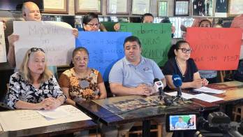 El presidente de la Fundación 15 de Septiembre, Juan Flores (2-d), habla junto a Iris Aguilar (i) y Lesly Mejía (d) durante una rueda de prensa este lunes, en el barrio de la Pequeña Habana en Miami (Estados Unidos).
