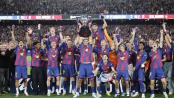 Los jugadores del Barcelona celebran el título de Liga con el trofeo.
