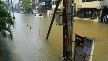 Las inundaciones complican el tránsito en la capital, mientras los damnificados enfrentan las lluvias sin un techo seguro.