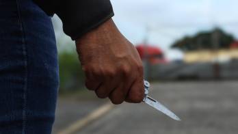 Agentes de la Policía Nacional inspeccionaron el lugar del ataque con arma blanca en el sector La Resurrección, corregimiento de Cristóbal.