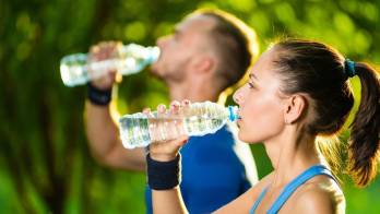 El Minsa recomienda mantenerse bien hidratado para prevenir golpes de calor y deshidratación.
