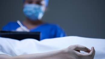 El sospechoso permanece bajo custodia, la comunidad escolar exige una investigación profunda.