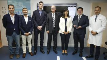 El doctor Pedro Luis Ripoll Pérez de los Cobos (c), traumatólogo y fundador de Ripoll Medical Group, posa en la foto de familia duante la firma de un Memorando de Entendimiento (MoU) entre el centro de traumatología y cirugía ortopédica Ripoll Medical Group y la empresa de tecnología VITBIO para colaborar en la investigación conjunta que permita ahondar en la aplicación de la inteligencia artificial y otras tecnologías en la prevención y recuperación de lesiones en deportistas de alto rendimiento.