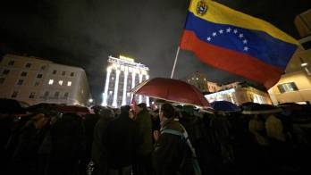 Decenas de personas se han manifestado este lunes en Roma en sendas protestas a favor y en contra de la captura de Nicolás Maduro.