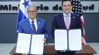 Ministro de Salud, Fernando Boyd Galindo y Kevin Marino Cabrera, embajador de los Estados Unidos en Panamá.