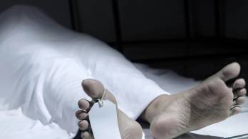 El cuerpo fue encontrado dentro de una habitación de alquiler, lo que activó el protocolo de investigación.