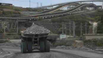 El Navarro explicó que uno de los principales retos es el manejo de 38 millones de toneladas de mineral almacenado, que podrían generar drenaje ácido de roca si no reciben un tratamiento adecuado.