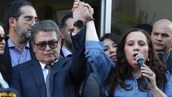 Ana de García (d) habla junto a su esposo el expresidente de Honduras Juan Orlando Hernández a su salida de una audiencia del proceso por fraude y lavado de dinero. Agencia/EFE