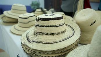 La elaboración del sombrero pintao puede tomar desde varios días hasta semanas.