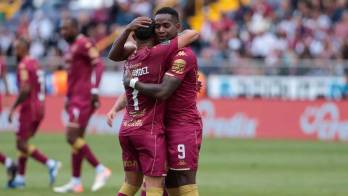 El panameño Tomás Rodríguez (d) celebra su segundo gol con Saprissa, el tanto que aseguró el triunfo ante San Carlos en La Cueva.