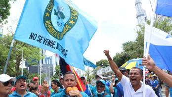 Docentes separados acudieron al Ministerio de Educación (Meduca).