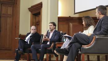 De izquierda a derecha, Rodrigo Álvarez, profesor de la UC, Pau Castell, jefe de Análisis Económico en GSMA-España, María de la Luz Domper, subdirectora del Programa de Libre Competencia y Miguel de la Mano, partner en RBB Economics Madrid, durante el seminario Competencia y conexión: regulando el futuro de las telecomunicaciones, organizada por la Facultad de Derecho de la Universidad Católica de Chile, en el que académicos y responsables de Gobierno alertaron sobre los efectos de la concentración en los mercados y de la necesidad de establecer estrategias y proyectos que tengan como objetivo final mejorar la calidad de vida de la gente.