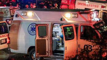 Equipos de emergencia laboran la madrugada de este jueves por la zona del desplome del templete durante un acto del candidato del opositor Movimineto Ciudadano (MC), Jorge Álvarez Máynez, en la ciudad de Monterrey en Nuevo León (México). EFE/Miguel Sierra