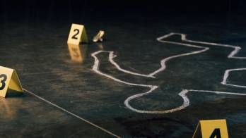 Le pusieron una fianza de 10 millones de dólares. Las autoridades deconocen si habían más personas en la casa el día del crimen.