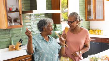 Cantar aporta beneficios físicos, mentales y emocionales.