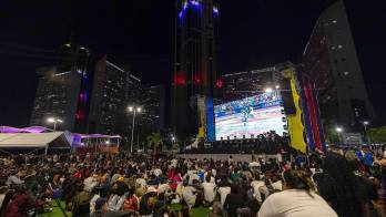 Miles de venezolanos siguieron este martes la final del Clásico Mundial de Béisbol en pantallas gigantes antes de promover una fiesta en las calles por el triunfo sobre Estados Unidos en Miami.
