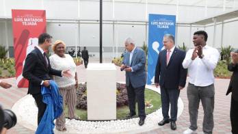 Luis Tejada Jr. (derecha) agradeció el homenaje dedicado a su padre.