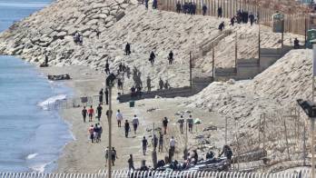 Vista aérea de la parte fronteriza de Marruecos donde se aprecia el regreso de los migrantes de vuelta a su país, este domingo. EFE/ Reduán