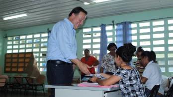 Varela emitiendo su voto.