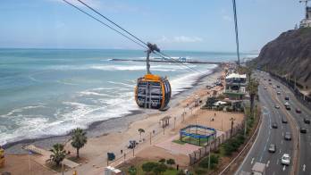 Fotografía que muestra una cabina del teleférico Vaivén Miraflores este miércoles en Lima (Perú). EFE/ Renato Pajuelo