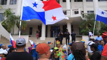 Docentes separados de sus cargos anunciaron una vigilia de 24 horas este jueves 5 de marzo.