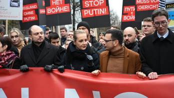 Opositores rusos se manifiestaron en Alemania contra Putin y la guerra en Ucrania