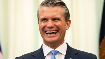 Peter Brian Hegseth nació en Mineápolis el 6 de junio de 1980. Fue presentador de televisión, escritor y oficial de la Guardia Nacional del Ejército estadounidense. Es el secretario de Guerra desde el 25 de enero de 2025.