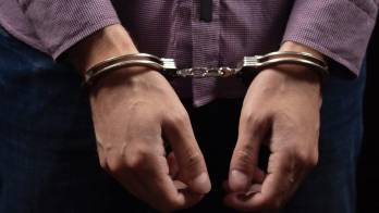 El hombre estará bajo detención provisional.