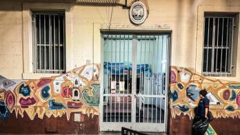 Una persona camina frente a un colegio cerrado este lunes. Docentes iniciaron un paro nacional de 24 horas, mientras el Gobierno anunció que realizará inspecciones en escuelas de todo el país para verificar el cumplimiento de los servicios mínimos previstos para la actividad educativa. EFE/ Juan Ignacio Roncoroni