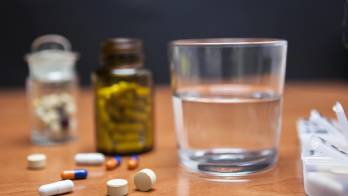 Especialistas reiteran que ningún tratamiento debe iniciarse sin indicación y supervisión médica.