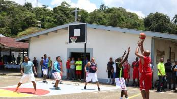 Exseleccionados de baloncesto realizaron amistoso con reclusos de El Renacer