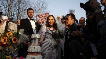Fundador de WikiLeaks y su novia Stella Moris se casan en prisión