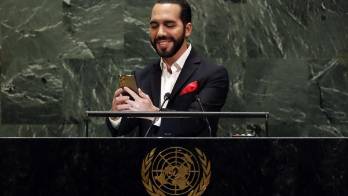 Presidente salvadoreño se saca un selfie al hablar ante ONU