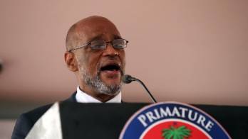 El nuevo primer ministro, Ariel Henry, habla durante la ceremonia de toma de posesión del nuevo Gobierno haitiano hoy, en Puerto Príncipe.