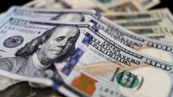 Vista de billetes de dólares, en una fotografía de archivo.